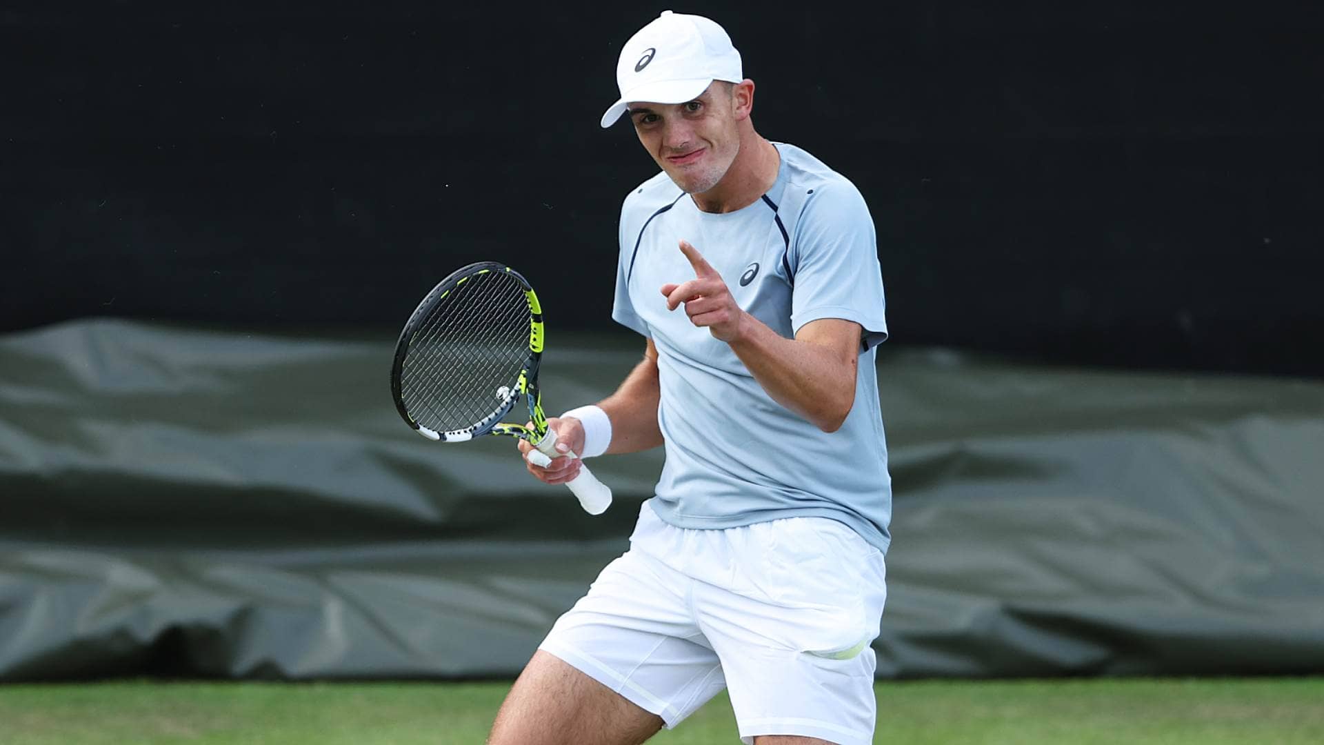 British wild card Oliver Tarvet was among those who qualified for Wimbledon main draw Thursday.